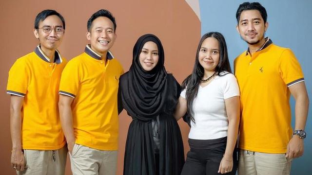 Disebut Mirip Aldebaran, Ini 6 Potret Dede Fajar Kurniawan Adik Bungsu Denny Cagur