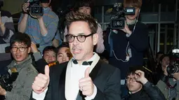 Robert Downey Jr mungkin tak sadar akan penampilannya saat berpose di depan kamera. Aktor ini memang berbusana sangat rapi, namun coba Anda perhatikan gambar di atas. Begitu cerobohnya Robert hingga lupa menutup resleting celananya. (dailymail.co.uk)