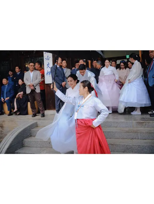 Sebagai calon istri adik Rizka yang bernama Rizki Natakusumah, Beby Tsabina tentu turut hadir di acara yang mengusung tema adat Korea Selatan tersebut.  [@bebytsabina]