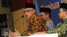 Ketua Umum PP Muhammadiyah, Haedar Nashir (kiri) memberi jawaban usai pembacaan pernyataan sikap organisasi terhadap Pilkada Serentak 15 Februari di Jakarta, Senin (13/2). Ada tujuh butir pernyataan sikap PP Muhammadiyah. (Liputan6.com/Helmi Fithriansyah)