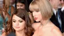 Menjadi sepasang sahabat karib sepertinya sudah menjadi pemandagan sejak lama yang ada di antara  Selena Gomez dan Taylor Swift. Tak jarang keduanya menunjukan kasih sayang dengan  berpelukan di depan fansnya. (AFP/Bintang.com)