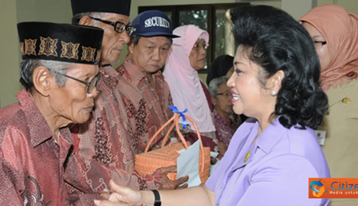 Citizen6, Cipayung: Maksud kunjungan ini, untuk menjalin silahturahmi guna mempererat tali persaudaraan antara Dharma Pertiwi dengan keluarga Panti Sosial Tresna Werdha Budi Mulia 1. (Pengirim: Badarudin Bakri)