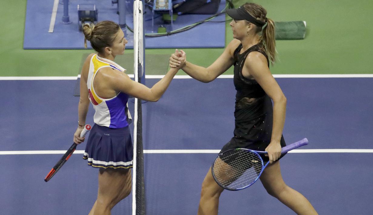 Maria Sharapova (kanan) bersalaman dengan Simona Halep usai menang pada turnamen AS Terbuka 2017 di Stadion Arthur Ashe, New York (28/8/2017). Sharapova menang 6-4,4-6,6-3. (AP/Julio Cortez)