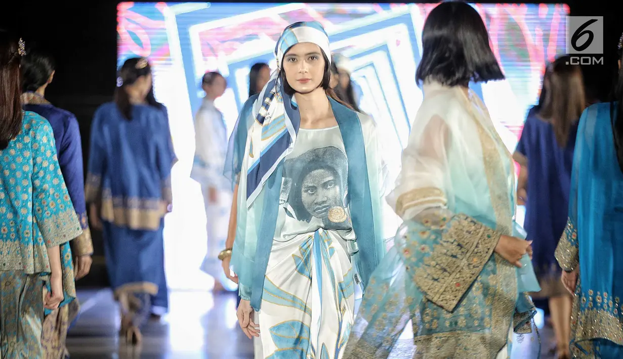 Model membawakan koleksi desainer Ghea Panggabean dalam acara budaya perempuan Supreme Indonesia di Silang Monas, Jakarta, Selasa (31/7). Koleksi Ghea ditampilkan dengan tema terinspirasi dari daun argan yang menjadi pohon. (Liputan6.com/Faizal Fanani)