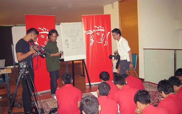 Jitet Koestana mengajar anak-anak lapas membuat karikatur