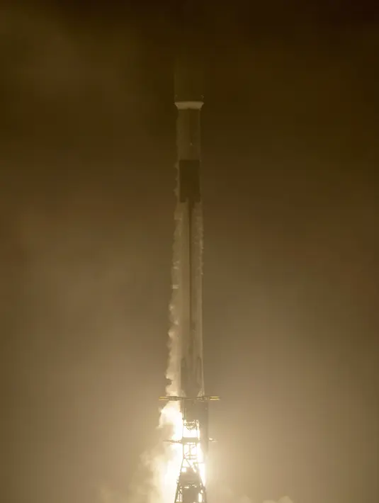 Roket SpaceX Falcon 9 dengan pesawat ruang angkasa Double Asteroid Redirection Test (DART) diluncurkan dari Space Launch Complex 4E, Vandenberg Space Force Base, California, AS, 23 November 2021. DART diperkirakan akan sampai tujuan sekitar September 2022. (Bill Ingalls/NASA via AP)