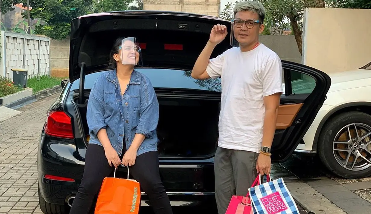 "Jarang dijemput ke rmh, lbh sering ketemuan ditengah2 (krn ayah dulu kerja kantor an ampe jam 5sore klo mesti jemput buang waktu & gak pake supir dia capek nyetir) jd kebanyakan aku naik ojek sampe di tengah2," ungkapnya. (Instagram/tya_ariestya)