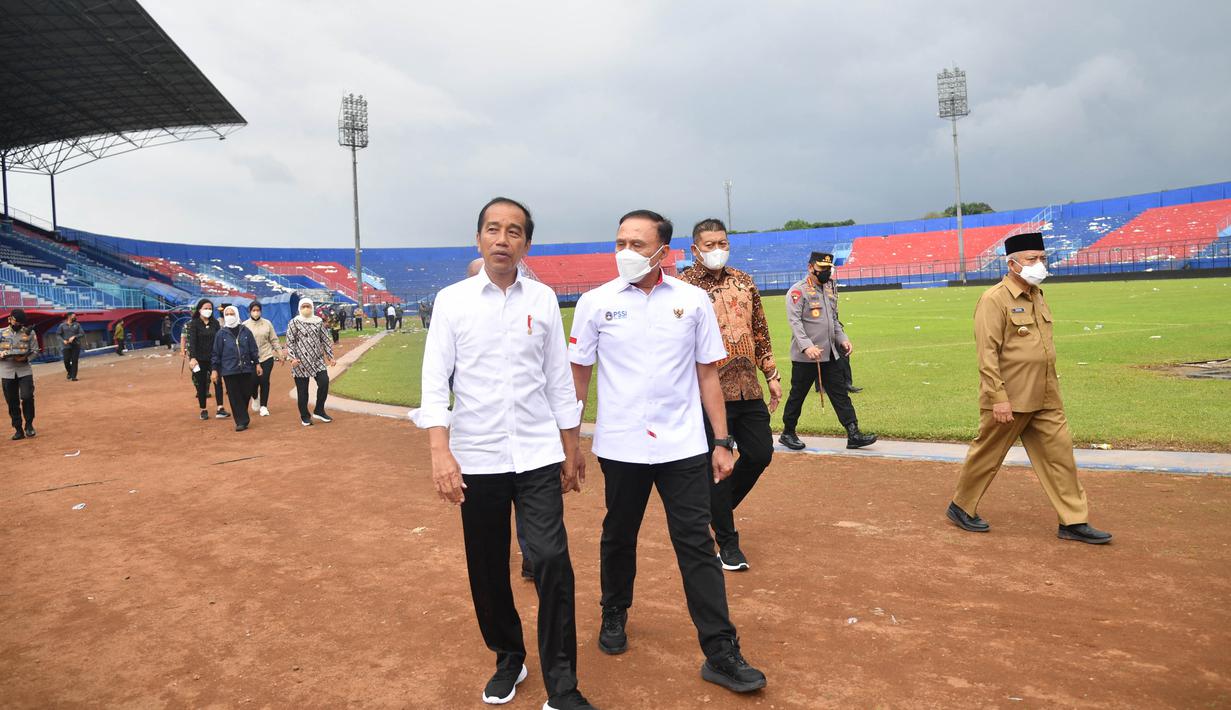 Presiden Jokowi meninjau langsung kondisi Stadion Kanjuruhan di Kabupaten Malang, Rabu (5/10/2022). (AFP/Handout/Indonesia Presidential Palace)