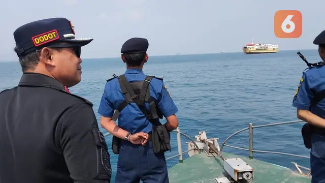 Pengawasan Kapal Asing di Selat Sunda. (Selasa, 30/07/2024). (Yandhi Deslatama/Liputan6.com).