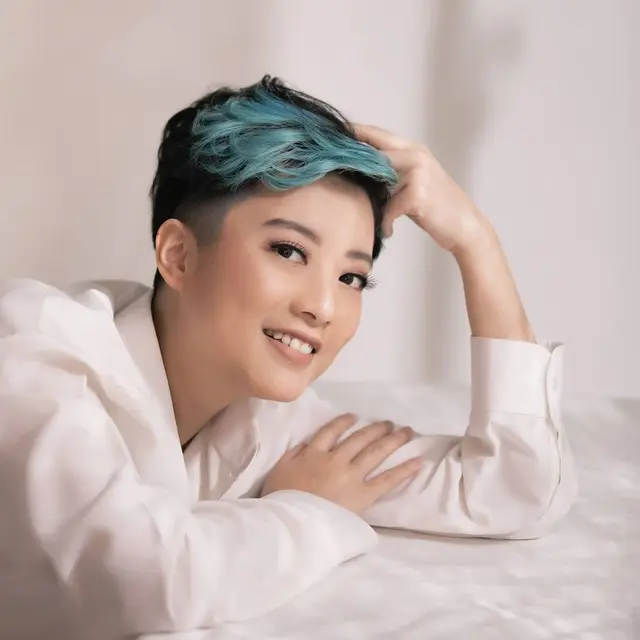 6 Potret Terbaru Leony  dengan Rambut Biru, Curi Perhatian