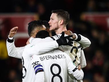 Penyerang Manchester United, Wout Weghorst (tengah) berselebrasi dengan rekan setimnya setelah mencetak gol ke gawang Nottingham Forest pada semifinal leg pertama Piala Liga Inggris, Kamis (26/1/2023). Ini merupakan gol perdana Weghorst untuk Manchester United. (AFP/Darren Staples)