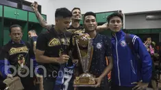 Para pemain Arema FC merayakan keberhasilan meraih Piala Presiden 2017 di ruang ganti Stadion Pakansari, Jawa Barat, Minggu (12/3/2017). Arema FC menang 5-1 atas Borneo FC pada laga final. (Bola.com/Vitalis Yogi Trisna)
