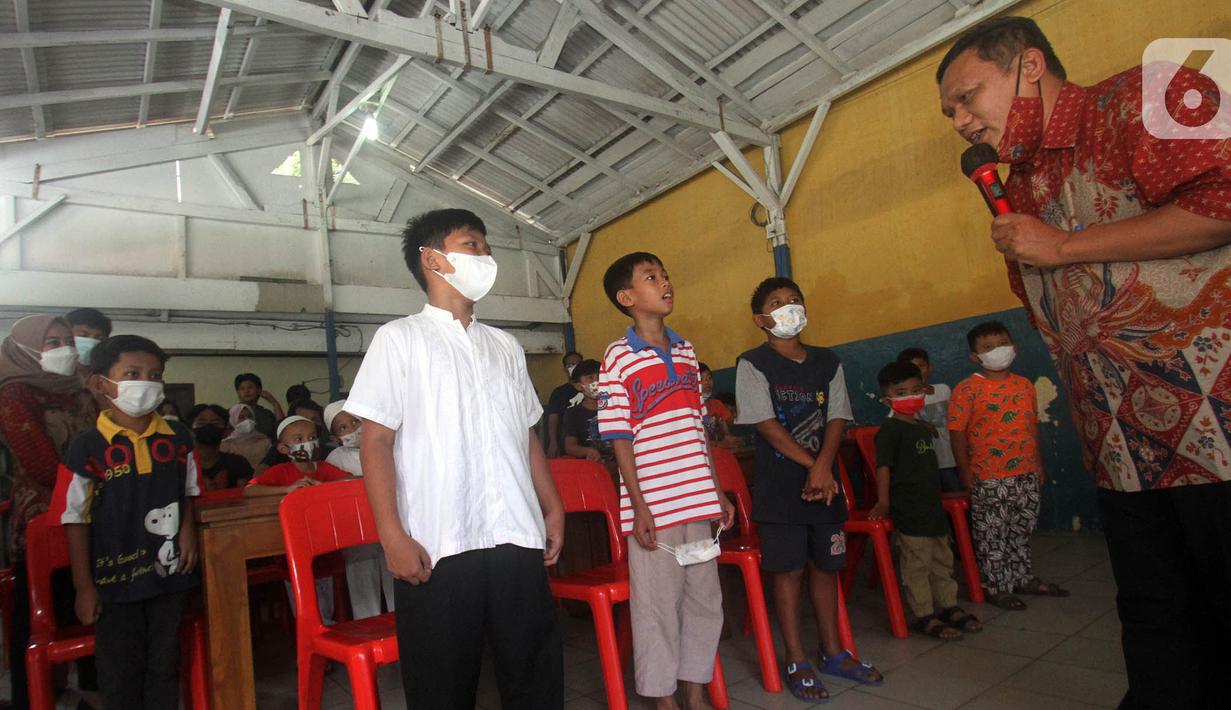 Anak-anak bermain kuis di sela-sela acara Inner City Management (ICM) Peduli di Yayasan Putra Nusa Jakarta, Jakarta (2/03/2022). Memperingati HUT ke-16, ICM membagikan bahan makanan pokok, mainan dan uang santunan kepada anak-anak panti asuhan. (Liputan6.com/HO/ICM)