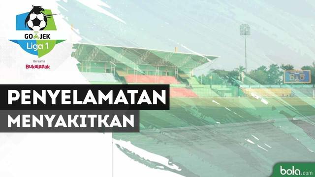 Kiper PSIS Semarang, Aji Bayu Saputra melakukan penyelamatan gemilang, akan tetapi ia merasakan sakit setelah penyelamatan tersebut.
