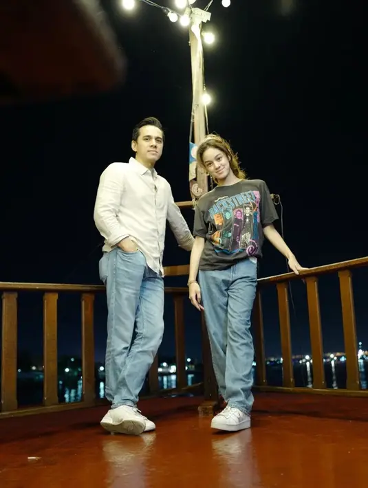 Aktor yang disapa Rio ini juga tak jarang mengunggah potret kebersamaannya bareng sang putri. Memiliki wajah yang awet muda, membuatnya justru terlihat bak kakak adik dengan Shaista. Seperti momen yang dipamerkannya saat menikmati malam minggu bersama putrinya itu di Sungai Kapuas. (Liputan6.com/IG/@rio.stokhorst)