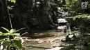 Wisatawan bermain air di Curug Pangeran, Taman Nasional Gunung Halimun Salak (TNGHS), Bogor, Sabtu (5/1). Keindahan curug dan aliran sungai yang unik di TNGHS menjadi destinasi wisata pilihan menghabiskan liburan akhir pekan (Merdeka.com/Iqbal S. Nugroho)