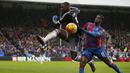  Pemain Chelsea,  Kurt Zouma menghalau bola dari pemain Crystal Palace, Wilfried Zaha pada laga Liga Premier Inggris di Stadion Selhurst Park, Inggris,, Minggu (3/01/2016). Chelsea menang 3-0. (Reuters/John Sibley)