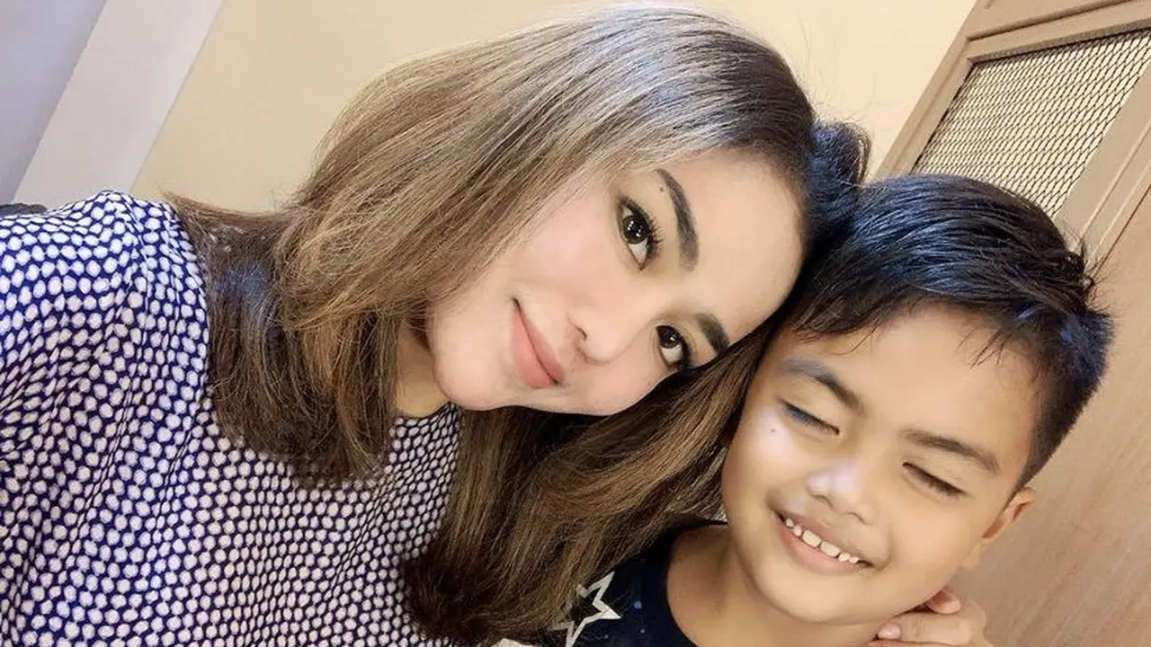 Tampilan Medina Zein Tanpa Hijab, Kini Rambutnya Terlihat Blonde