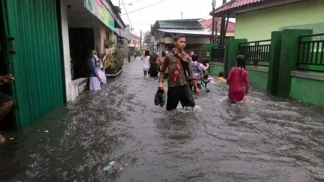 Banjir melanda sejumlah titik di Bekasi, Jawa Barat. (Liputan6.com/Fernando Purba)