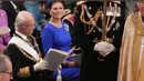Putri Mahkota Victoria kerajaan Swedia mengenakan dress biru dan memasangkan ansambelnya. Tampil dengan topi kotak biru tua. @kungahuset