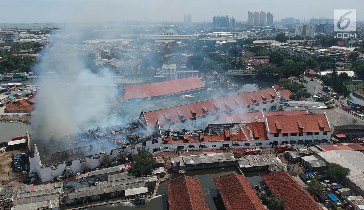 Foto udara menunjukkan kepulan asap masih terlihat dari kebakaran yang melanda Museum Bahari, Jakarta Utara, Selasa (16/1). Belum diketahui pasti penyebab kebakaran museum yang merupakan bangunan bekas peninggalan VOC itu. (Liputan6.com/Arya Manggala)