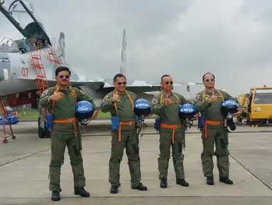 Panglima TNI Marsekal Hadi Tjahjanto (kiri), Kapolri Jenderal Tito Karnavian (kedua kiri), Kasad Jenderal Mulyono (kedua kanan), dan Kasal Laksamana Ade Supandi berpose di depan pesawat Sukhoi, Jakarta, Rabu (20/12).  (Liputan6.com/Nanda Perdana)
