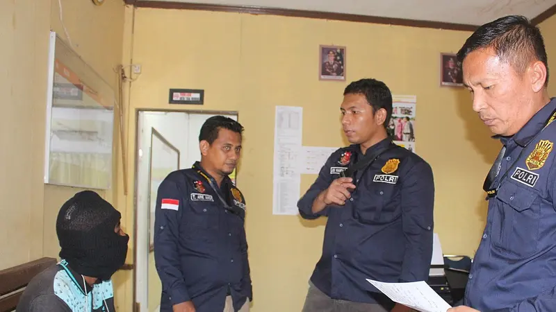 Pelaku H (22) sedang ditangani personel Polres Aceh Utara (Liputan6.com/Rino Abonita)