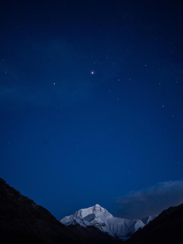 Foto yang diabadikan pada 4 September 2020 ini menunjukkan Gunung Qomolangma di bawah langit malam yang berbintang. (Xinhua/Lyu Shuai)