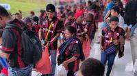 Suporter Persipura Jayapura mendukung langsung tim kesayangannya saat bersua PSIS Semarang di Stadion Klabat, Manado pada laga pekan pertama Shopee Liga 1 2020, MInggu (1/3/2020). (Bola.com/Gatot Susetyo)