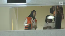 Bupati Kukar nonaktif, Rita Widyasari (kiri) usai menjalani pemeriksaan di gedung KPK Jakarta, Jumat (19/1). Rita diperiksa sebagai tersangka dugaan TPPU senilai Rp 436 miliar terkait izin perkebunan kelapa sawit. (Liputan6.com/Helmi Fithriansyah)