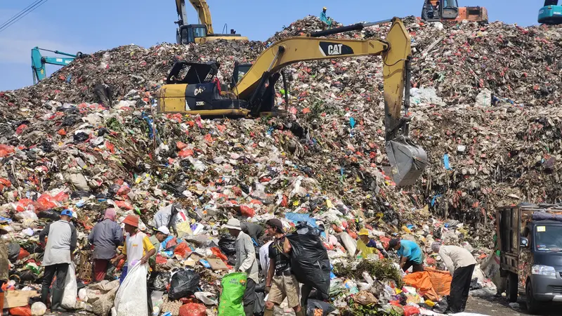 Sejumlah pemulung melakukan pemungutan sampah di TPA Cipayung, Kota Depok. (Liputan6.com/Dicky Agung Prihanto)