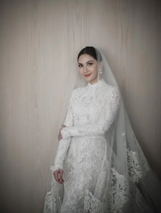 Jessica Mila pun tampak mewah mengenakan veil berbordir yang serasi dengan gaun halter neck lengan panjangnya. [@jscmila]