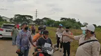 Suasana reka ulang adegan pembunuhan di Tangerang, Kamis (26/11/2020). (Liputan6.com/Pramita Tristiawati)