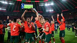 Portugal sukses menjadi juara UEFA Nations League 2025 setelah menaklukkan Spanyol lewat drama adu penalti 5-3 (2-2). (Tobias SCHWARZ/AFP)
