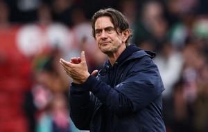 Pelatih Brentford, Thomas Frank saat ini tengah menjalani musim ke-6 menangani The Bees di Premier League musim 2023/2024. Ia mulai membesut Brentford saat masih berkiprah di Championship pada awal musim 2018/2019. Brentford dibawanya promosi ke Premier League sejak musim 2020/2021 setelah melewati jalur play-off. (AFP/Darren Staples)
