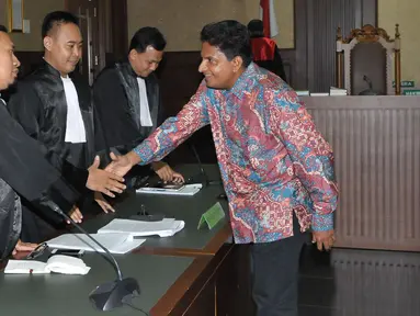 Terdakwa penyuap pejabat pajak, Ramapanicker Rajamohanan Nair menyalami Penuntut Umum usai sidang vonis di Pengadilan Tipikor, Jakarta, Senin (17/4). Sebelumnya jaksa menuntut hukuman 4 tahun penjara untuk Ramapanicker. (Liputan6.com/Helmi Afandi)