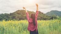 Ilustrasi menikmati hidup, kebebasan, diri sendiri, angin sepoi-sepoi. (Image by jcomp on Freepik)