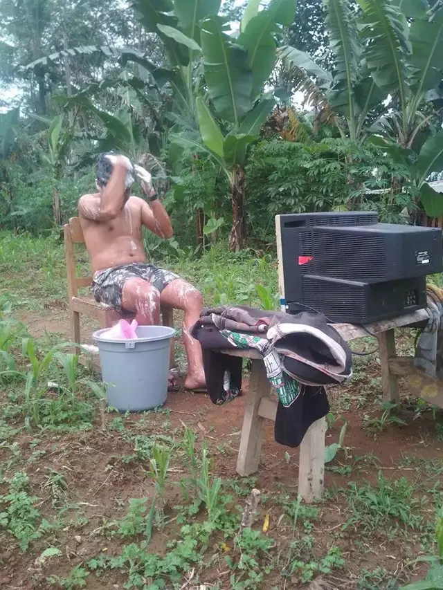 6 Tingkah Absurd Nonton TV di Alam Terbuka, Enggak Habis Pikir