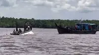 Kapal penumpang speedboat Evelin Calisca 01 rute Indragiri Hilir - Tanjung Pinang terbalik di perairan Riau, Kamis (27/4/2023). (Liputan6.com/ M Syukur)