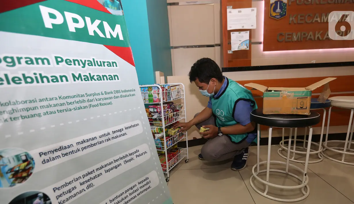 Donasi ini merupakan kampanye ‘Towards Zero Food Waste’ bertajuk gerakan #MakanTanpaSisa, untuk mengurangi Food Waste. Kolaborasi Bank DBS Indonesia dan Surplus Indonesia menghadirkan program Food Sharing dengan mengumpulkan makanan berlebih dari karyawan DBS Indonesia. (Liputan6.com/Fery Pradolo)