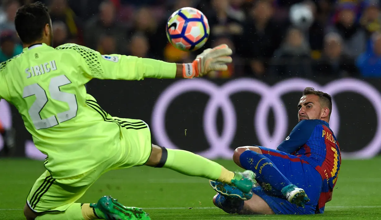 Pemain depan Barcelona Paco Alcacer berhadapan dengan penjaga gawang Osasunak, Sirigu saat pertandingan liga Spanyol antara Barcelona vs Osasuna di stadion Camp Nou, Barcelona (26/4). (AFP/Lluis Gene)