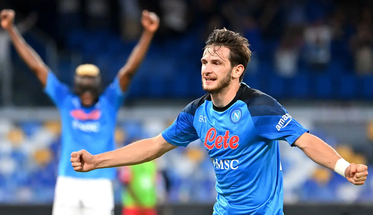 Pemain Napoli, Khvicha Kvaratskhelia merayakan gol pada laga lanjutan Liga Italia 2022/2023 melawan Monza di Diego-Maradona Stadium, 21 Augustus 2022. Kvaratskhelia menjadi salah satu mesin gol sekaligus mesin assist Il Partenopei. Pria berkebangsaan Georgoria tersebut sejauh ini telah mencetak 12 gol dan 12 assist dalam 24 pertandingan di liga. (AFP/Alberto Pizzoli)