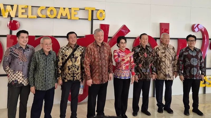 Managing Director Sinar Mas, Ferry Salman (kanan) saat peresmian bandara yang dilakukan Presiden Joko Widodo di Kota Singkawang, Kalimantan Barat, Rabu (20/3/2024). (Dok Sinar Mas)