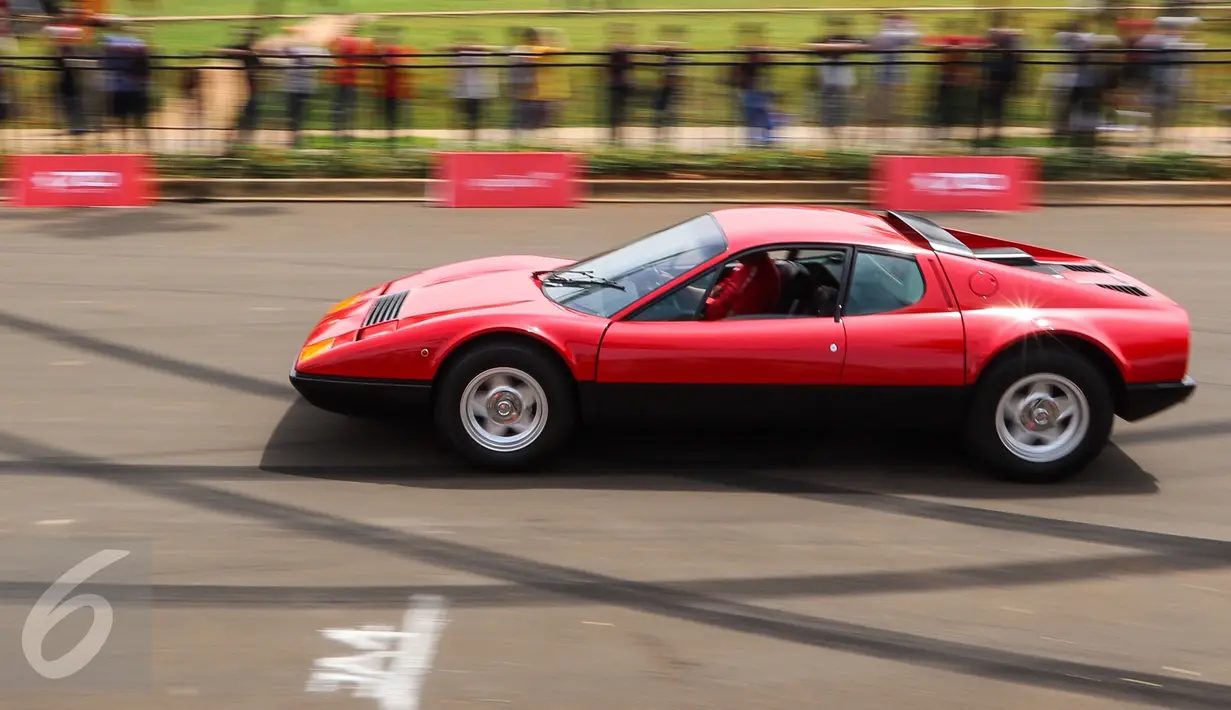 Mobil Ferrari klasik melaju kencang saat mengikuti Ferrari Festival of Speed di BSD City, Tangerang Selatan, Minggu (23/04). Gelaran yang terbuka untuk umum ini dihadiri oleh lebih dari 100 supercar berlambang kuda jingkrak. (Liputan6.com/Fery Pradolo)