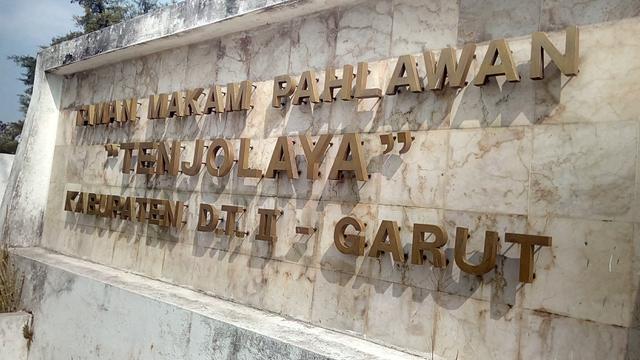 Sebuah tugu Taman Makam Pahlawan Tenjolaya Garut di daerah Garut, Jawa Barat tempat dimakamkannya pahlawan Garut, termasuk tiga pejuang macan Asia dari Jepang dan Korea Selatan