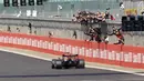 Pembalap Red Bull Max Verstappen mengemudikan mobilnya memasuki garis finish pada 70th Anniversary Formula 1 Grand Prix di Sirkuit Silverstone, Silverstone, Inggris, Minggu (9/8/2020). Max Verstappen sukses menjadi yang tercepat dalam F1 GP Silverstone 2020. (Andrew Boyers, Pool via AP)