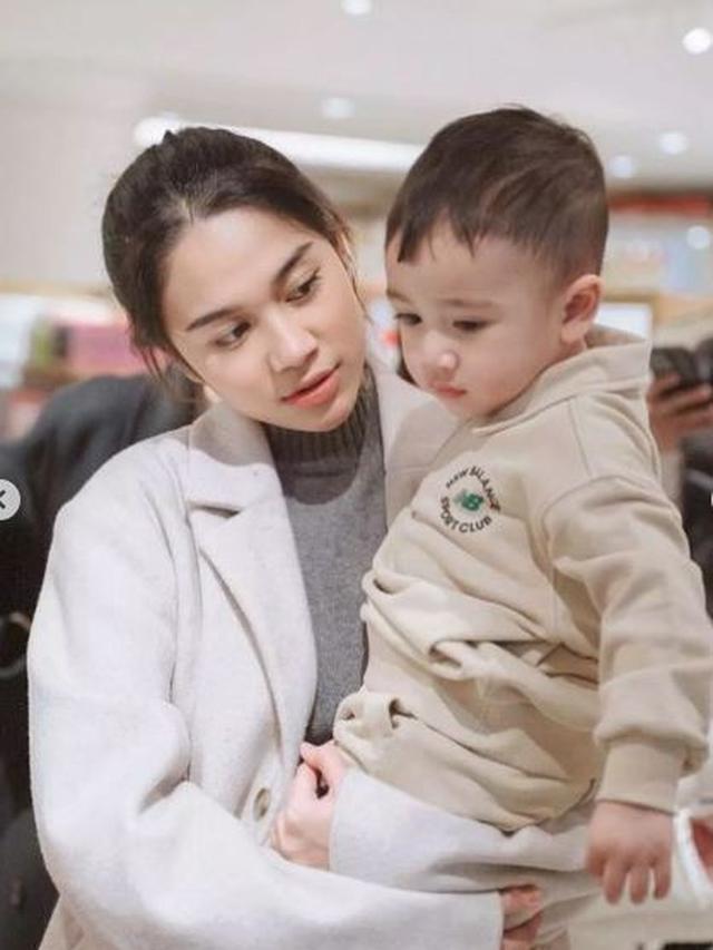 6 Potret Kedekatan Azizah Salsha dengan Rayyanza Saat Liburan di Inggris