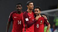 Kapten tim nasional Portugal Cristiano Ronaldo (tengah) memotivasi Joao Moutinho (kanan) yang gagal sebagai eksekutor penalti saat melawan Cile pada semifinal Piala Konfederasi 2017 di Kazan, Rabu (28/6/2017). (AFP/Yuri Cortez)