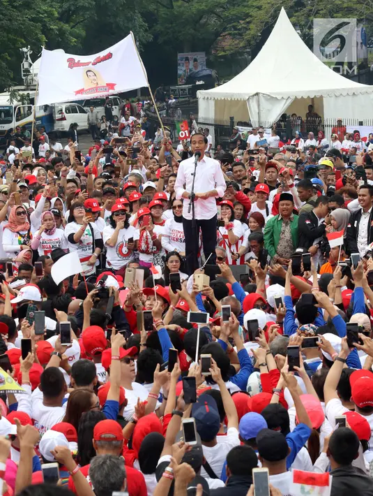 Capres nomor urut 01 Joko Widodo menyapa pendukungnya saat menghadiri deklarasi Alumni Jabar Ngahiji di Monumen Perjuangan Kota Bandung, Jawa Barat, Minggu (10/3). Deklarasi tersebut bertema 'Ayo Bung Satu Kembali'. (Liputan6.com/Angga Yuniar)