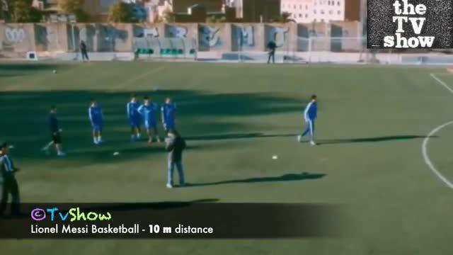 Lionel Messi menerima tantangan melakukan tembakan ke arah keranjang basket menggunakan kedua kakinya  di Kobe, Jepang.